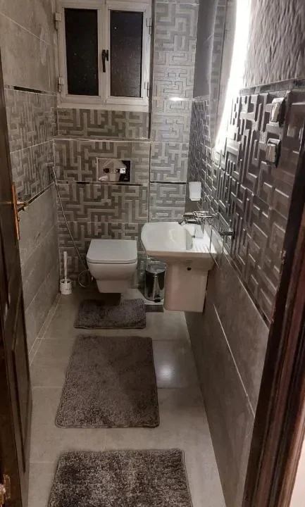 556615928